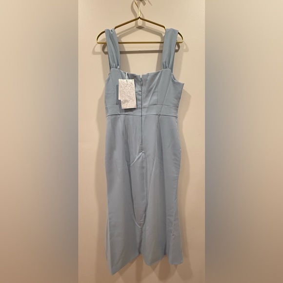 Elegant Light Blue Sleeveless Dress with Lace Detail - Picture 2 of 4